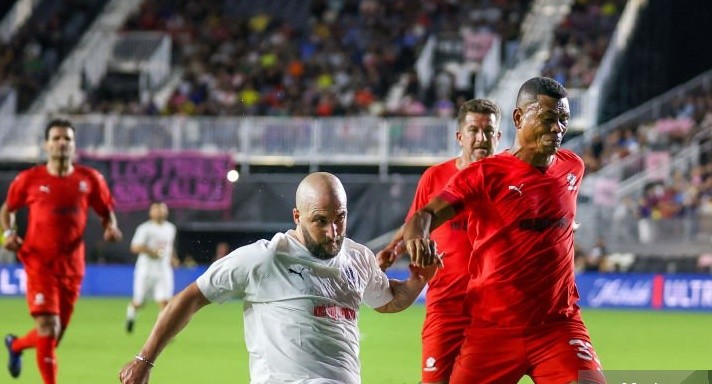 Ronaldinho đối đầu đội của Chủ tịch FIFA, phô diễn skill kinh điển - Bóng Đá