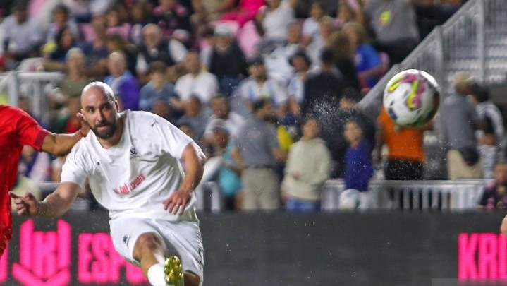 Ronaldinho đối đầu đội của Chủ tịch FIFA, phô diễn skill kinh điển - Bóng Đá