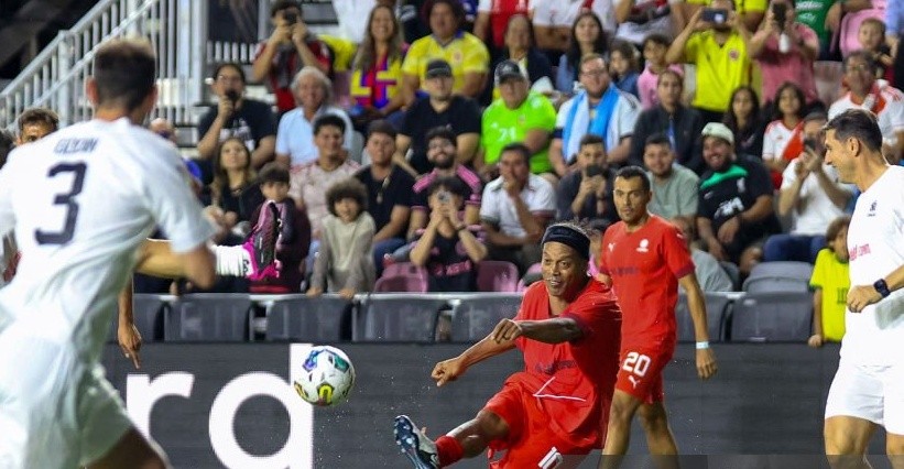 Ronaldinho đối đầu đội của Chủ tịch FIFA, phô diễn skill kinh điển - Bóng Đá