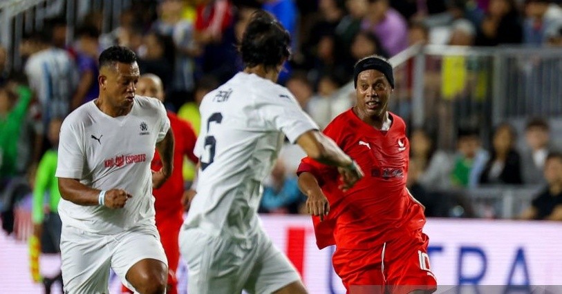 Ronaldinho đối đầu đội của Chủ tịch FIFA, phô diễn skill kinh điển - Bóng Đá