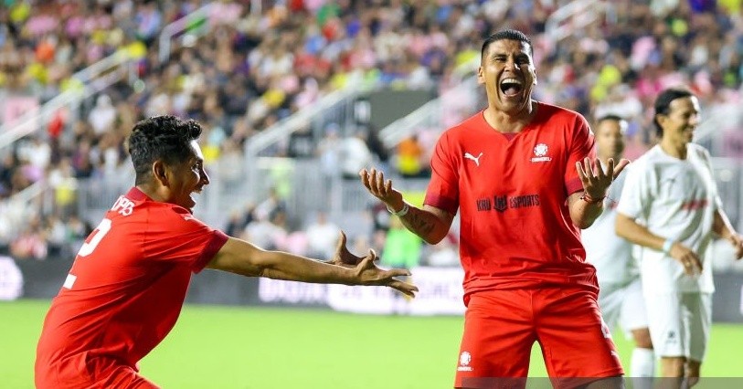 Ronaldinho đối đầu đội của Chủ tịch FIFA, phô diễn skill kinh điển - Bóng Đá