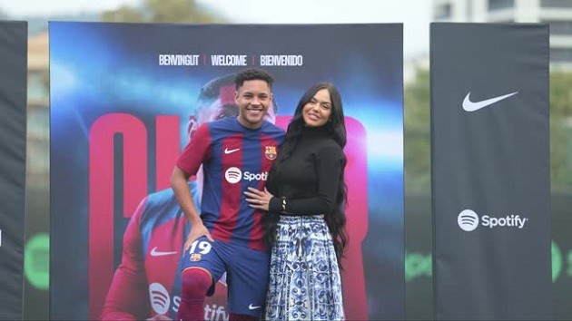 Who Is 18YO Vitor Roque’s 5 Years Older Fiancé Dayana Lins? - Bóng Đá