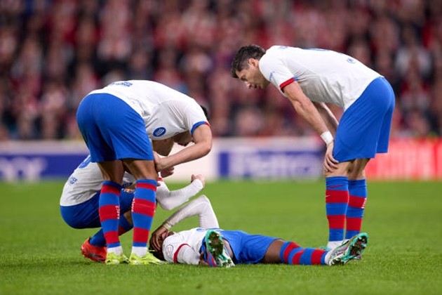 Thua trận, Barcelona nhận thêm tin dữ từ trụ cột - Bóng Đá
