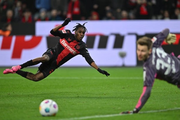 Phung phí cơ hội, Bayer Leverkusen “run rẩy” giữ ngôi đầu - Bóng Đá