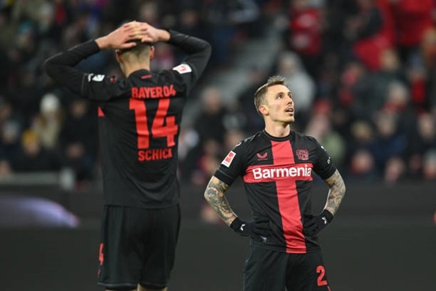 Phung phí cơ hội, Bayer Leverkusen “run rẩy” giữ ngôi đầu - Bóng Đá