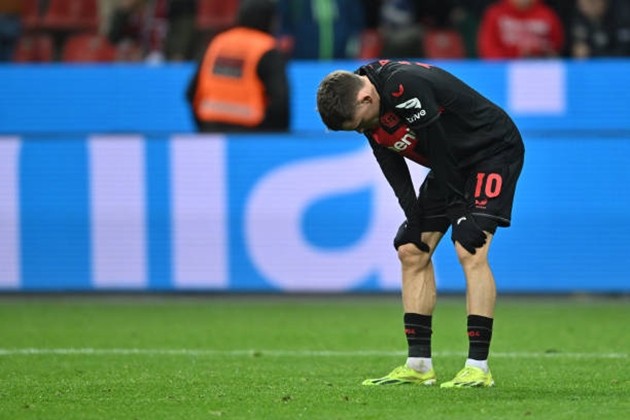 Phung phí cơ hội, Bayer Leverkusen “run rẩy” giữ ngôi đầu - Bóng Đá