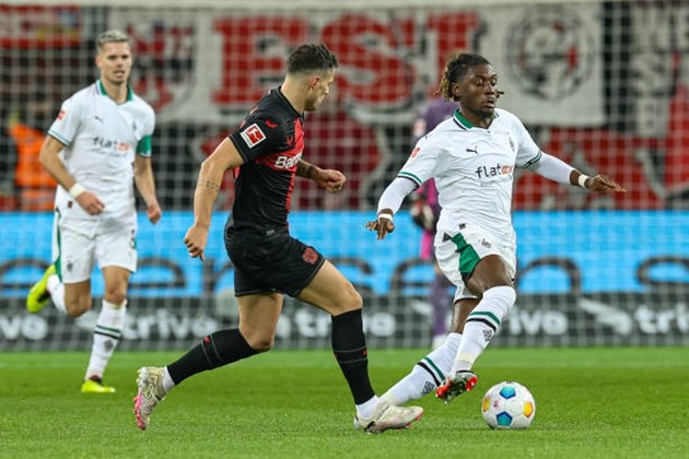 Phung phí cơ hội, Bayer Leverkusen “run rẩy” giữ ngôi đầu - Bóng Đá