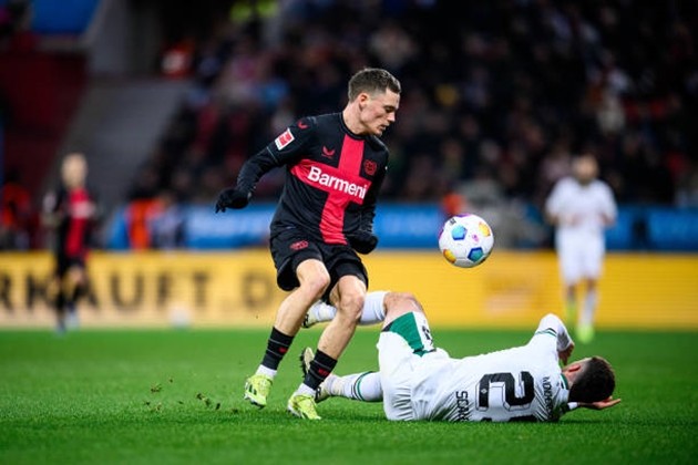 Phung phí cơ hội, Bayer Leverkusen “run rẩy” giữ ngôi đầu - Bóng Đá