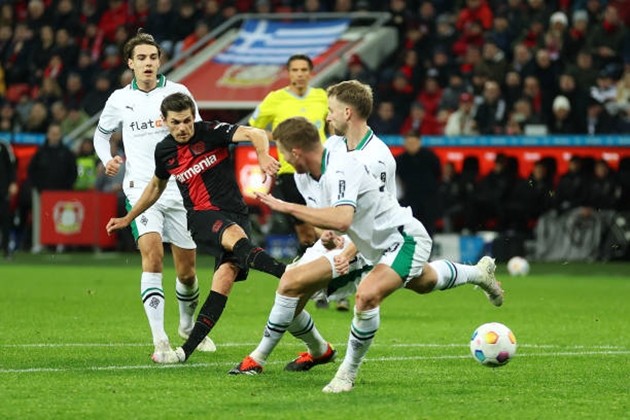 Phung phí cơ hội, Bayer Leverkusen “run rẩy” giữ ngôi đầu - Bóng Đá