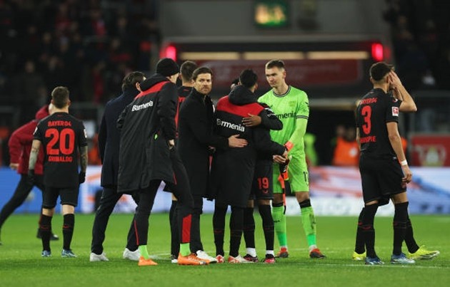 Phung phí cơ hội, Bayer Leverkusen “run rẩy” giữ ngôi đầu - Bóng Đá