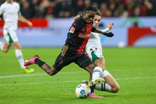 Phung phí cơ hội, Bayer Leverkusen “run rẩy” giữ ngôi đầu - Bóng Đá