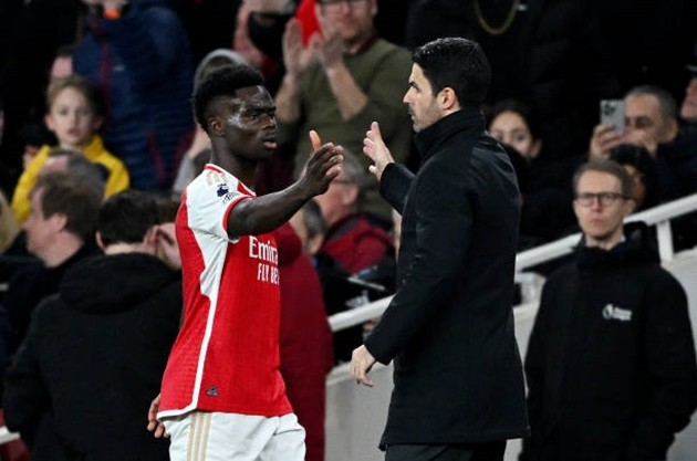 Bukayo Saka bị 