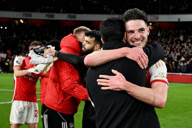 Gary Neville chỉ trích màn ăn mừng của các cầu thủ Arsenal - Bóng Đá