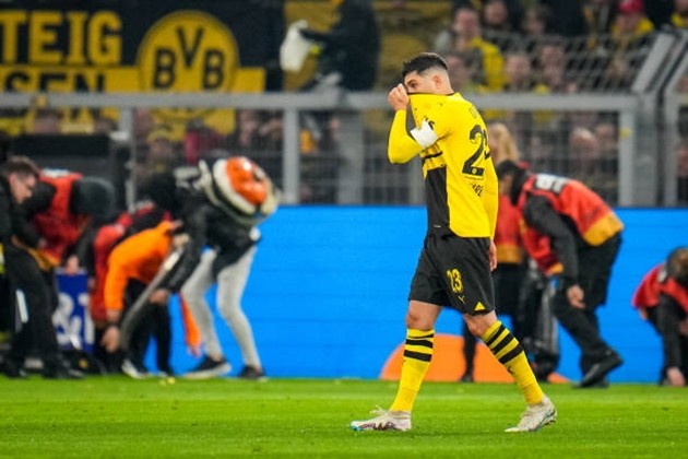 Cổ động viên gây rối, Emre Can phải ra 