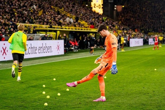 Cổ động viên gây rối, Emre Can phải ra 