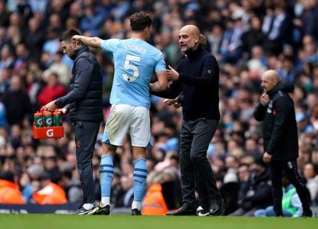 Rio Ferdinand “ngả mũ” trước hậu vệ của Manchester City - Bóng Đá