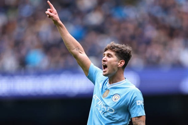 Rio Ferdinand “ngả mũ” trước hậu vệ của Manchester City - Bóng Đá