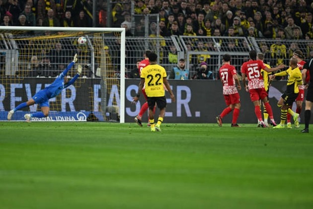 Donyell Malen rực sáng với cú đúp, Borussia Dortmund thắng dễ Freiburg  - Bóng Đá