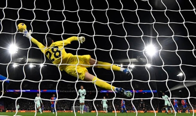 Djordje Petrovic bị Petr Cech 