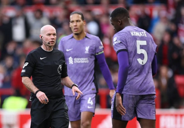 Alan Shearer nổi đóa vì trọng tài 