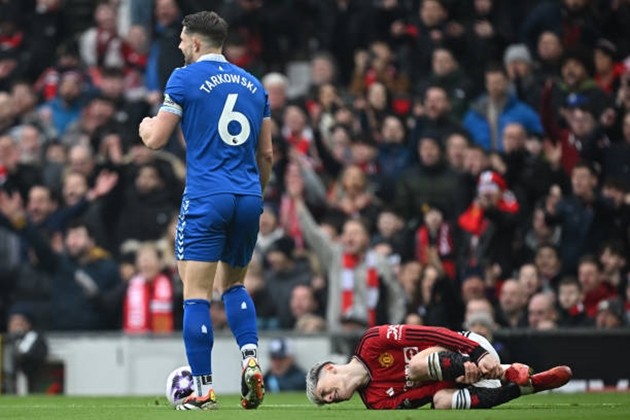 Sút tung lưới Everton, Bruno Fernandes tiến sát kỷ lục của Ruud van Nistelrooy - Bóng Đá