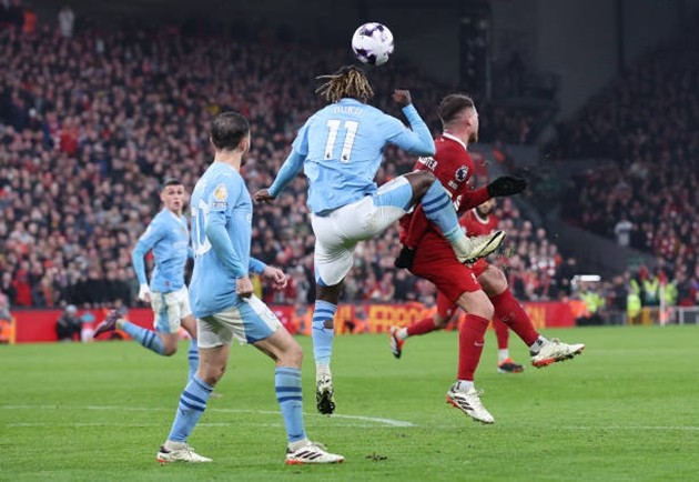 Jeremy Doku khiến cổ động viên Liverpool 