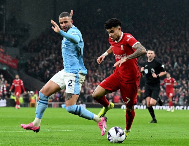 Man City thoát phạt đền, Kyle Walker lên tiếng bảo vệ trọng tài - Bóng Đá