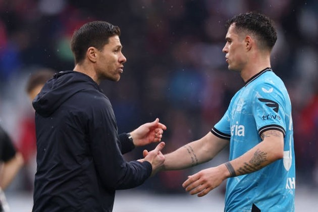 Sếp lớn Bayer Leverkusen tự tin giữ chân Xabi Alonso - Bóng Đá