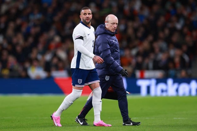 Kyle Walker rời sân sớm, Manchester City lo sốt vó - Bóng Đá