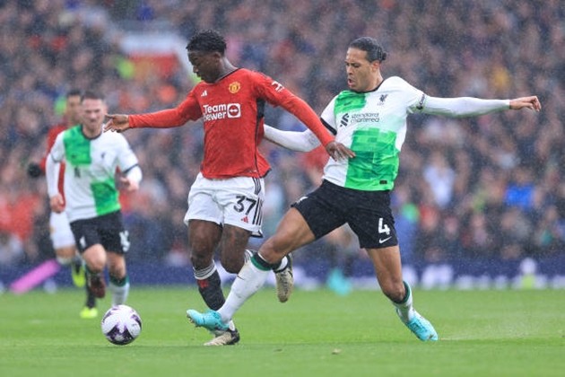 Sút tung lưới Liverpool, Kobbie Mainoo bất ngờ lên tiếng xin lỗi - Bóng Đá