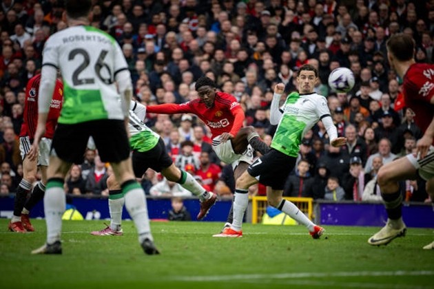 Sút tung lưới Liverpool, Kobbie Mainoo bất ngờ lên tiếng xin lỗi - Bóng Đá