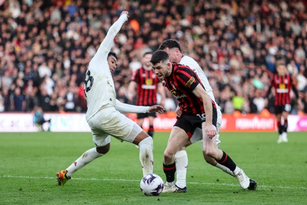 Casemiro bị chỉ trích thậm tệ sau màn trình diễn thảm họa trước Bournemouth - Bóng Đá