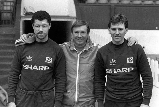 Ex-Manchester United defender Paul McGrath reveals Sir Alex Ferguson offered him £100,000 to retire - Bóng Đá
