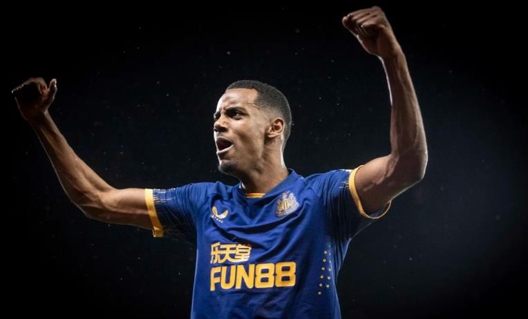 Alan Shearer says club’s coaching staff are now comparing £63m Arsenal target to Thierry Henry - Isak - Bóng Đá