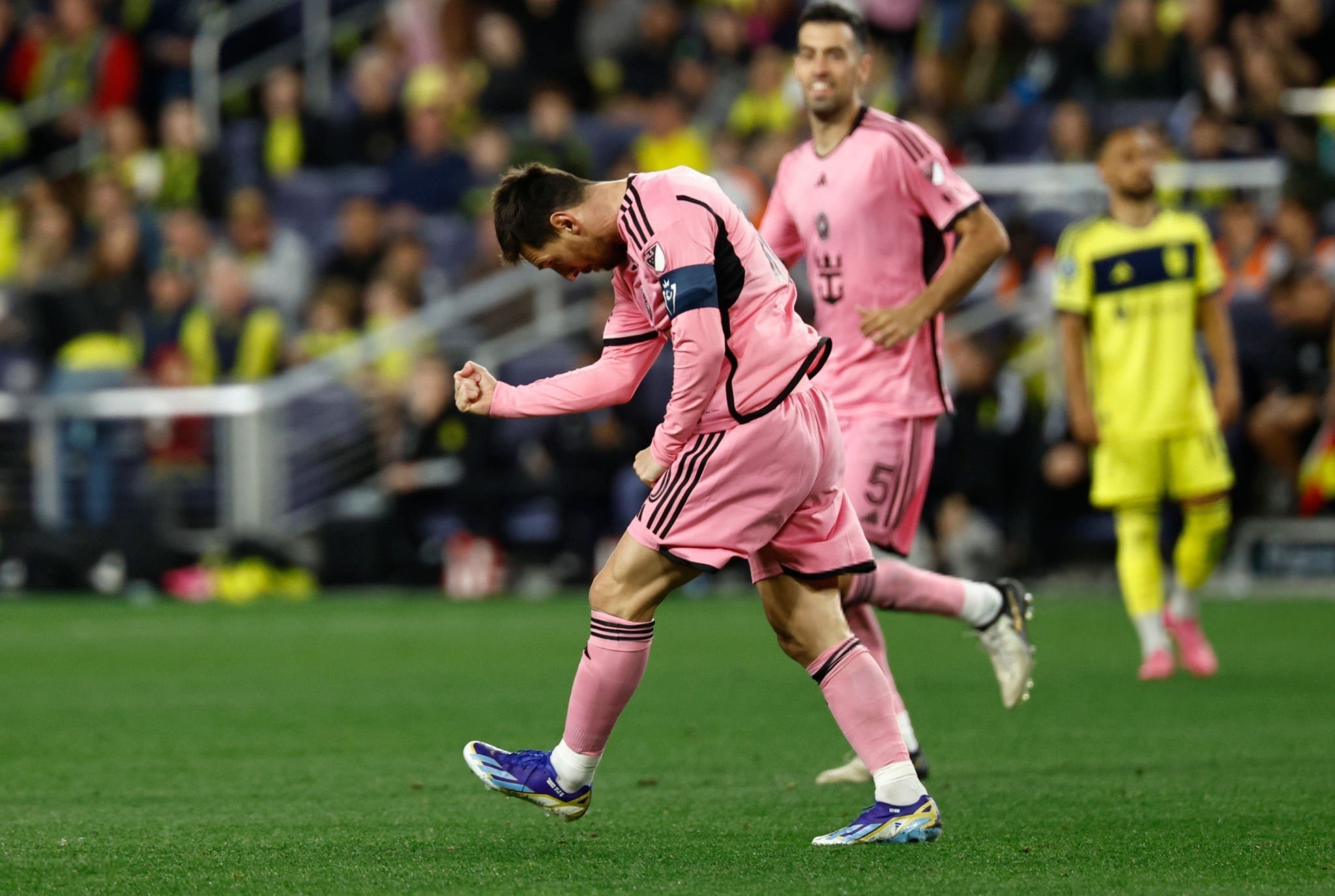Thót tim với pha vào bóng triệt hạ Messi - Bóng Đá