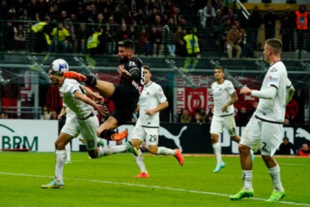 Cởi áo ăn mừng, Giroud bị đuổi khỏi sân - Bóng Đá