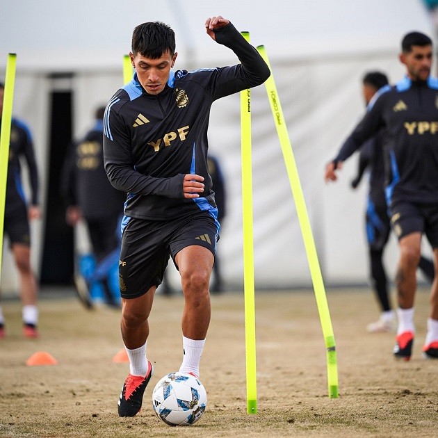 Lisandro Martinez pictured back in Argentina training during international break - Bóng Đá