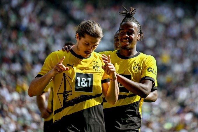 VAR từ chối bàn thắng trên chấm 11m của Sabitzer - Bóng Đá