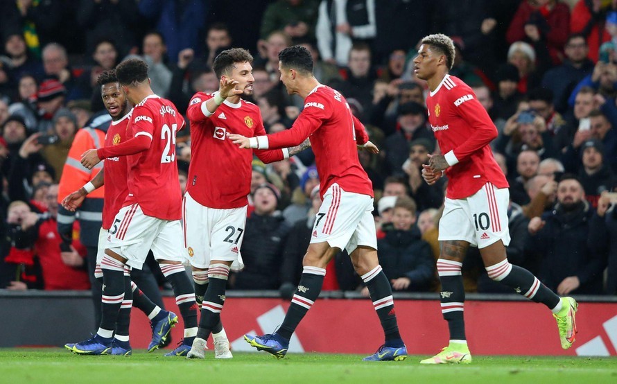 'Hai hậu vệ cánh của Man Utd đang dâng lên rất cao' - Bóng Đá