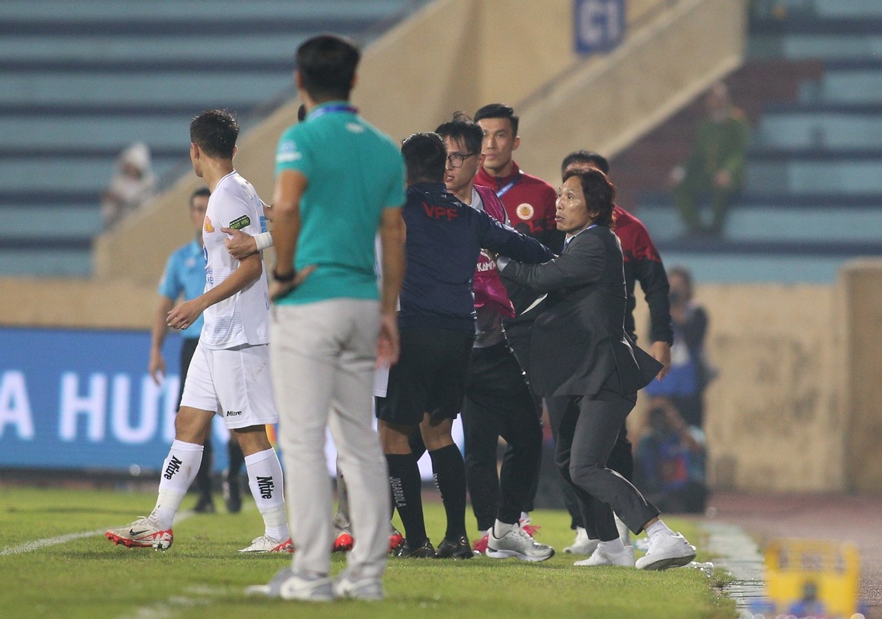Hậu vệ Nam Định nói gì sau va chạm với HLV Gong Oh-kyun? - Bóng Đá