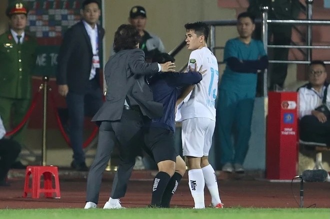 VFF không phạt nguội, VPF ra công văn chấn chỉnh HLV Gong Oh-kyun - Bóng Đá