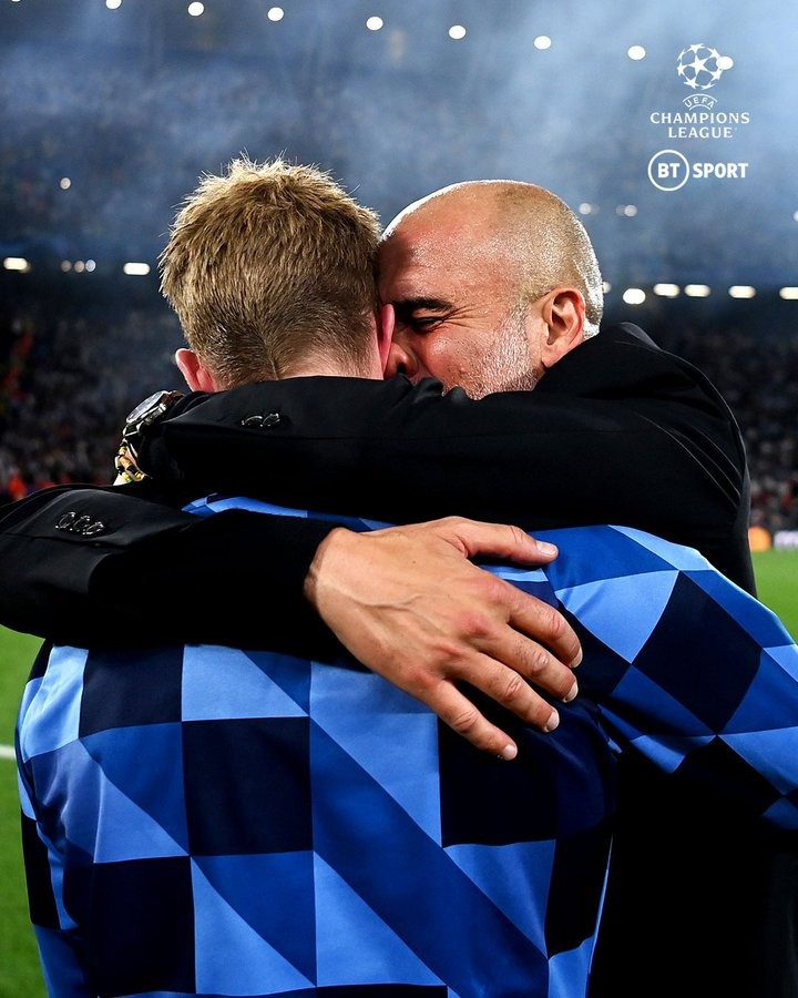 Pep Guardiola ôm De Bruyne nói trong nước mắt về cú ăn ba, gây bão - Bóng Đá