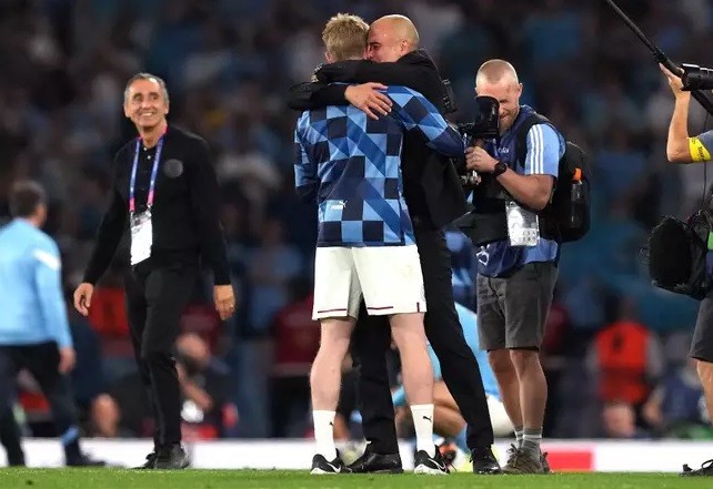 Pep Guardiola ôm De Bruyne nói trong nước mắt về cú ăn ba, gây bão - Bóng Đá
