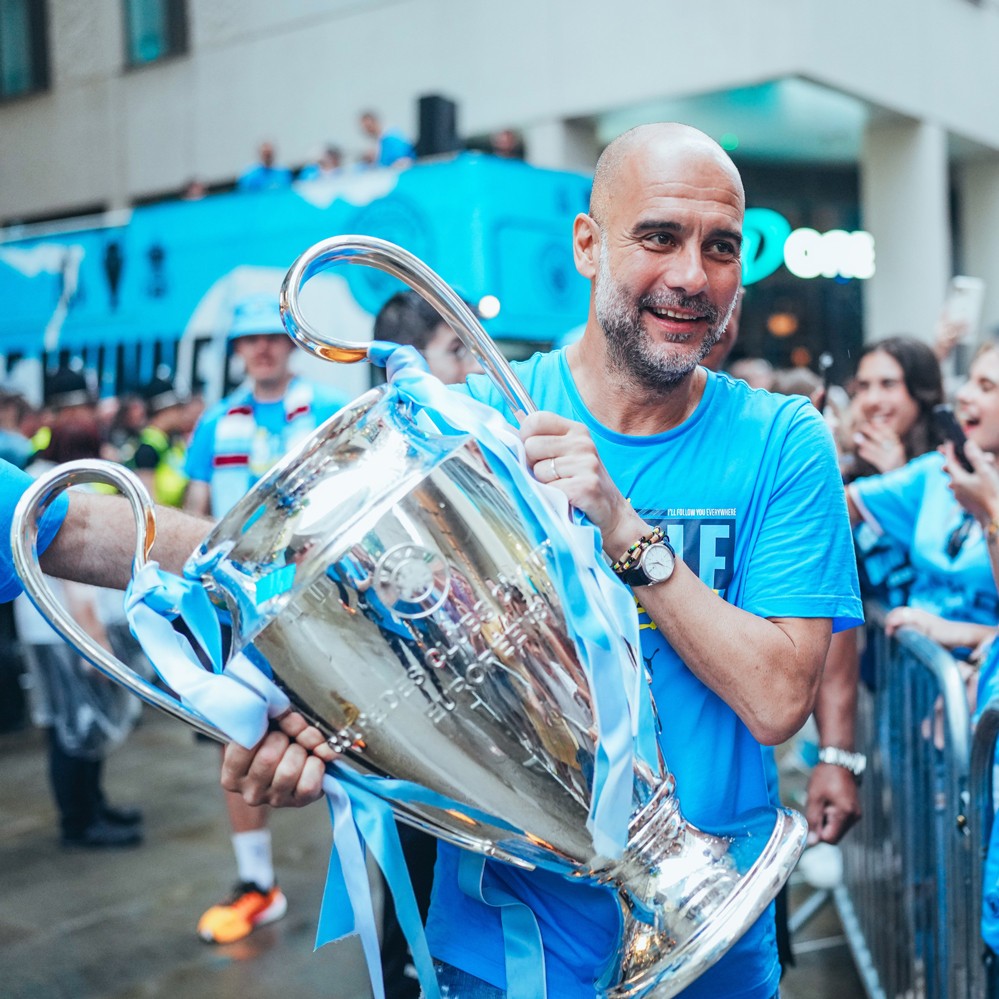 Pep Guardiola ôm De Bruyne nói trong nước mắt về cú ăn ba, gây bão - Bóng Đá