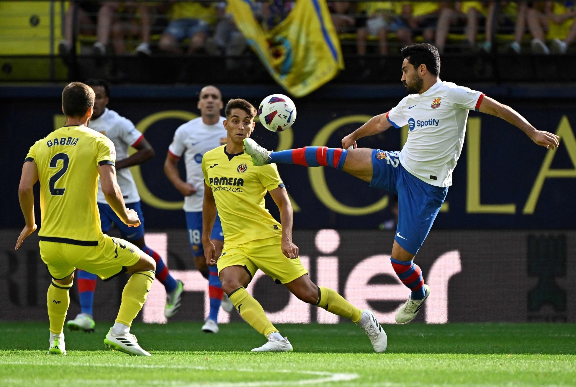 Villarreal và Barcelona tạo nên màn rượt đuổi tỷ số kịch tính ở vòng 3 La Liga.    - Bóng Đá