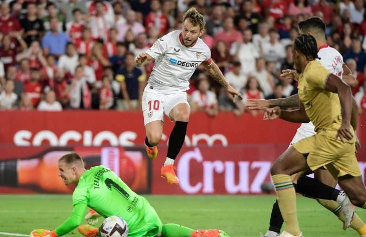 Sevilla midfielder Ivan Rakitic hails Barcelona mainstay after defeat: “Best in the world” - Bóng Đá