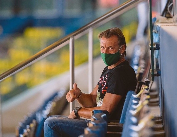 Sơ mi trắng của HLV tuyển Saudi Arabia và trận thắng Argentina - Bóng Đá