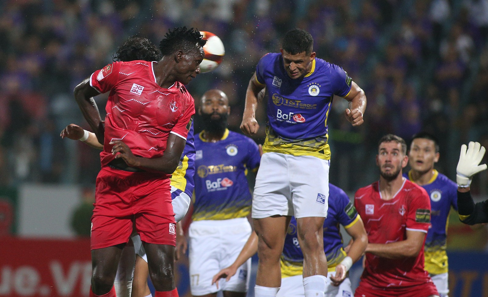 Bàn thắng thứ 100 của Văn Quyết ở V-League - Bóng Đá