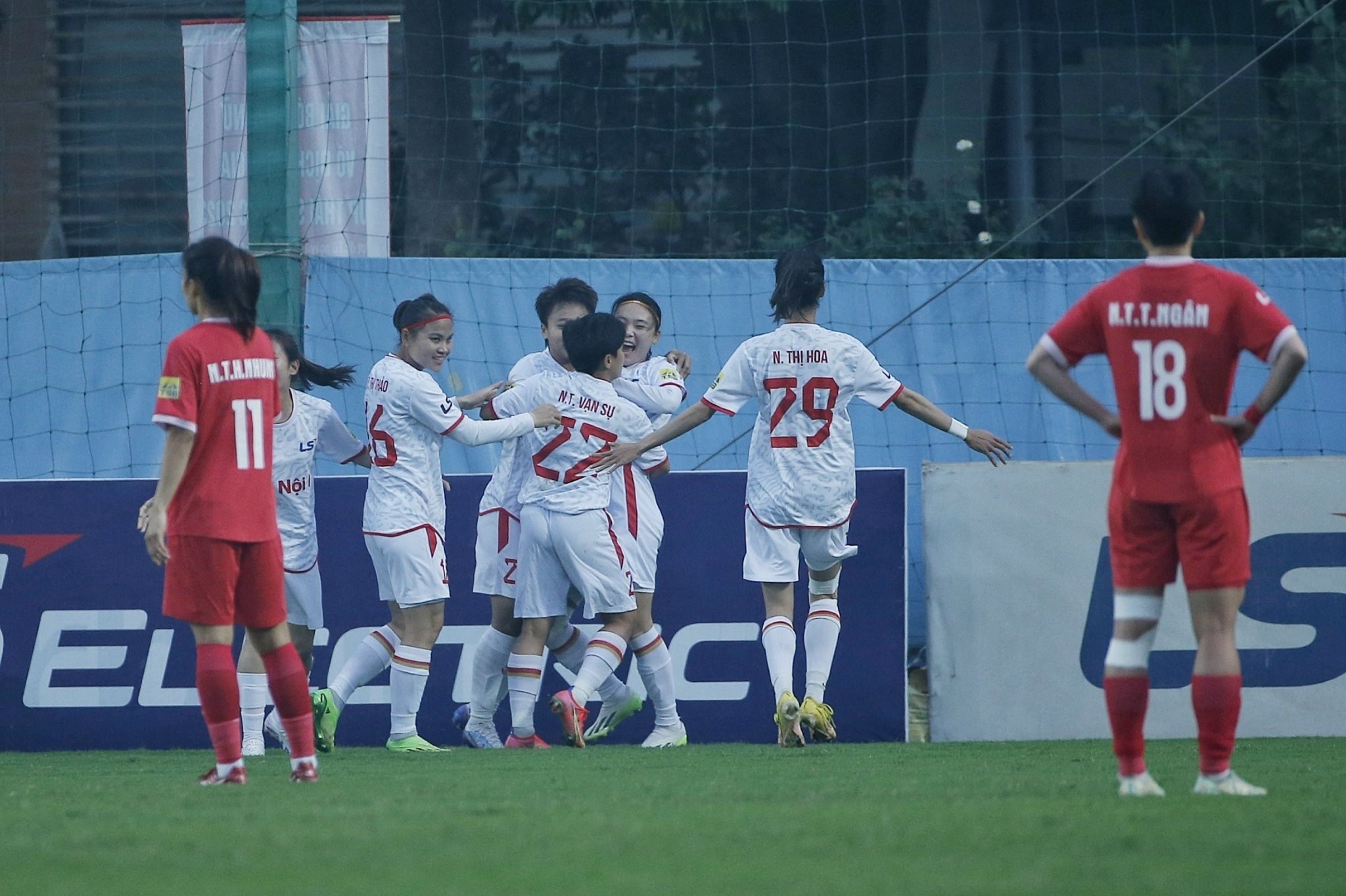 Đả bại ĐKVĐ, Hà Nội 1 đuổi kịp đối thủ về điểm số - Bóng Đá