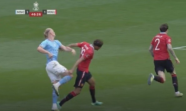 Haaland nổi cáu khi bị Varane kèm chặt - Bóng Đá